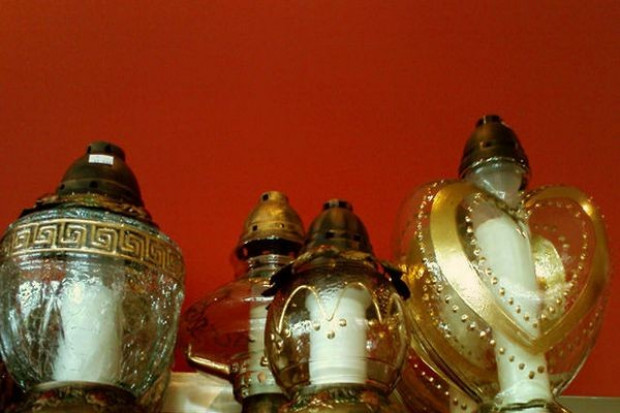 Sklepy na osiedlach zamieszkałych przez starsze osoby, zarobią na zniczach