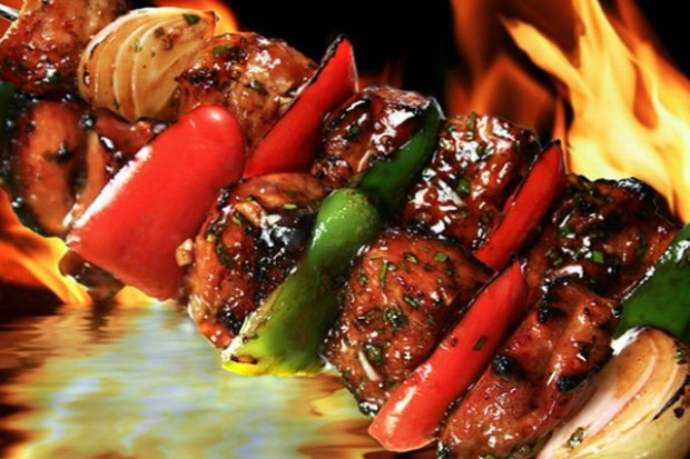 Wydzielona ekspozycja produktów grillowych ułatwia klientom zakupy