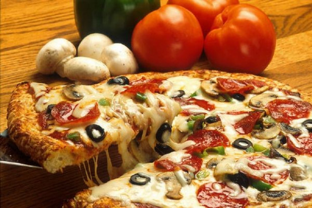 Klienci kupują najtańszą pizzę