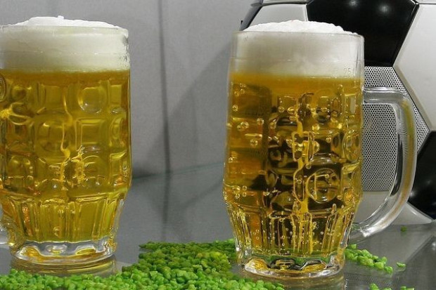 Rośnie sprzedaż tanich piw w dyskontach i supermarketach