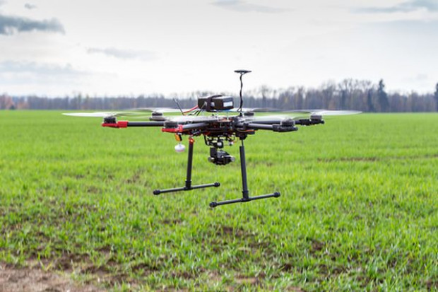 Dron z narkotykami spadł na parking przed supermarketem