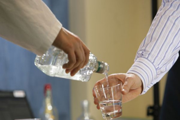 Fot. PTWP, Żelazna Studio Rząd wprowadzi ceny minimalne alkoholu? 32 zł za pół litra wódki