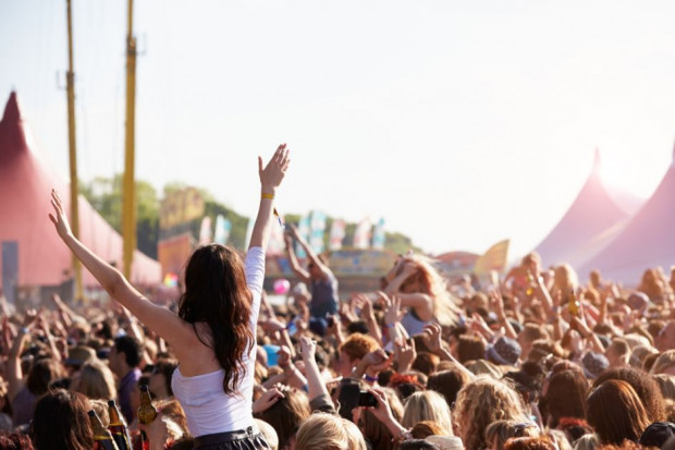 Bransoleta będzie wydawana przed koncertami i festiwalami. fot. Shutterstock Portugalia znalazła sposób na sprawną identyfikację wieku kupującego alkohol