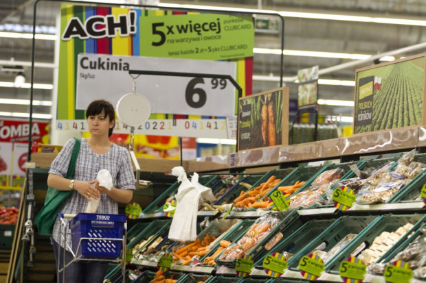 Na zdjęciu sklep Tesco w Warszawie, fot. Żelazna Studio Związkowcy z Tesco szykują strajk