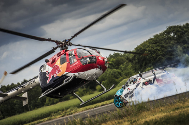 fot. Kin Marcin / Red Bull Content Pool Samochodowo-śmigłowcowy drift promuje Red Bulla