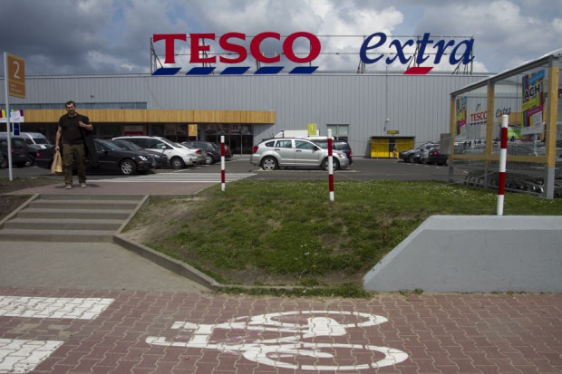 Masowe zwolnienia w polskim oddziale Tesco, na zdj. sklep Tesco Extra w Warszawie, fot. Żelazna Studio Tesco przenosi centrum operacyjne do Czech