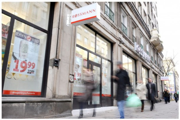 Na zdjęciu sklep sieci Rossmann, fot. za rossmann.com.pl Kolejna sieć stawia na projektantów. Kolekcja Gosi Baczyńskiej w Rossmanie
