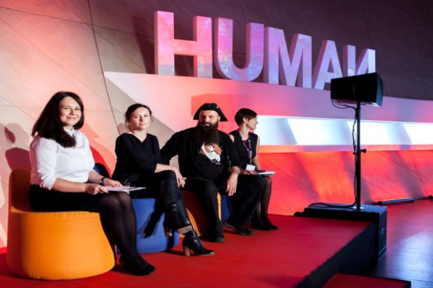 fot. Piotr Król. (Od lewej): Marta Borowska - redaktor naczelna magazynu HUMAN, Małgorzata Zalewska - zastępca dyrektora departamentu programów pomocowych MIiR, Dariusz Paczkowski - prezes Fundacji Klamra i Łucja Koch - koordynator projektu „Żydowskie dziedzictwo kulturowe” realizowanego przez Muzeum POLIN Zadebiutował magazyn lifestylowy HUMAN