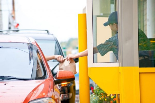 fot. shutterstock Pracownicy restauracji drive-thru sprzedawali narkotyki