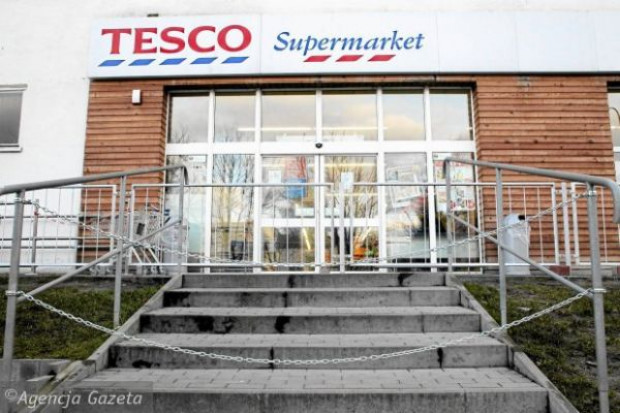 fot. Agencja Gazeta ((PRZEMEK WIERZCHOWSKI) Tesco stawia labirynt z barierek, aby ominąć nowe przepisy ws. sprzedaży alkoholu