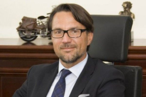 Krzysztof Andrzejewski Krzysztof Andrzejewski pozostaje w zarządzie Żabki. Będzie odpowiedzialny za obszar operacyjny firmy