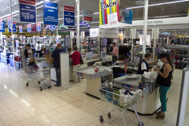 fot. Żelazna Studio; na zdjęciu sklep sieci Tesco w Warszawie Polak zhakował kasę w brytyjskim Tesco