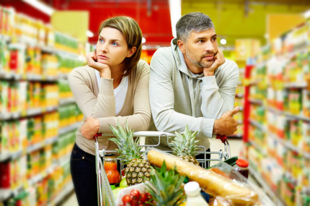 Sklepy dyskontowe przejęły rolę małych sklepów spożywczych, fot. Shutterstock.com Dyskonty, supermarkety i sklepy osiedlowe walczą o tego samego klienta
