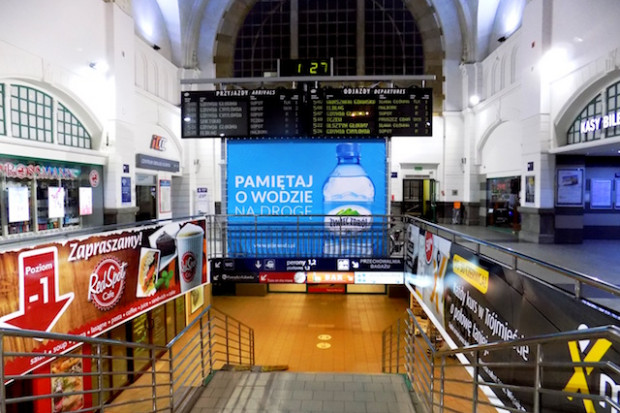 Fot. mat.pras. Danone na nośnikach Synergic przypomina o piciu wody