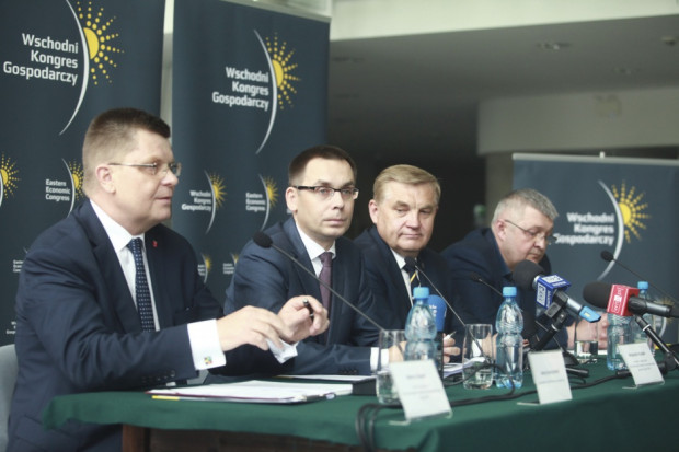 Konferencja prasowa nt. III Wschodniego Kongresu Gospodarczego. Od lewej: Jerzy Leszczyński, marszałek podlaski, Wojciech Kuśpik, prezes PTWP, Tadeusz Truskolaski, prezydent Białegostoku, Jarosław Cezary Worobiej, dyrektor Wydziału Certyfikacji i Funduszy Europejskich Podlaskiego Urzędu Wojewódzkiego. Fot. PTWP Za dwa miesiące rusza III Wschodni Kongres Gospodarczy