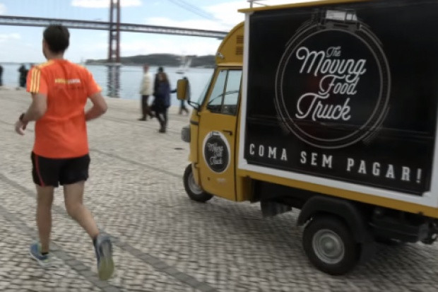 'The Moving Food Truck' jest częścią kampanii przeciwko otyłości. fot. kadr za YouTube Bieganie jako forma zapłaty za fast-food