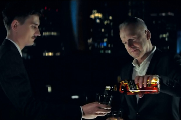 Fot. za Wirtualnemedia.pl Whisky Johnie Walker lokowana w teledysku Dawida Podsiadło