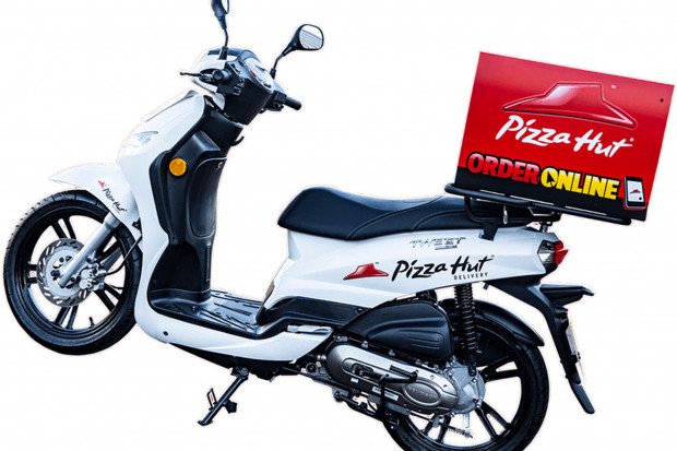 fot. Pizza Hut Pizza Hut wprowadza flotę elektrycznych skuterów. Koszt ładowania 5 zł dziennie