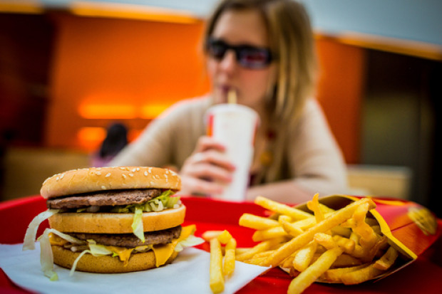 fot. shutterstock We Francji hamburgera z McDonald's zjemy nożem i widelcem