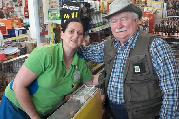 Fot. za Facebook/lechwalesa Lech Wałęsa na zakupach w Biedronce
