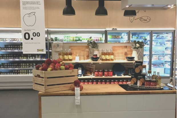 Fot. za Facebook/ IKEA Po Sąsiedzku IKEA w Lublinie częstuje jabłkami. To odpowiedź sieci na nadgryzione atrapy owoców