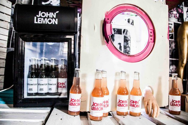 fot. za facebook.com/john.lemon.polska Producent napojów John Lemon zawarł ugodę z Yoko Ono. On Lemon nową nazwą