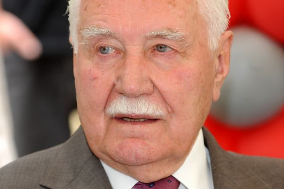 Trumna z ciałem Ryszarda Kaczorowskiego w kaplicy belwederskiej