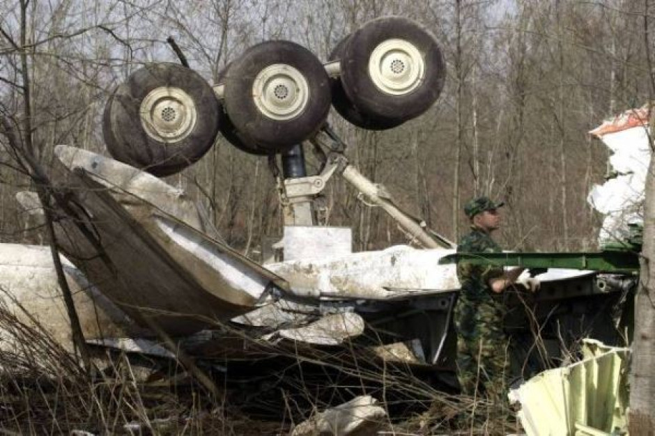Komisja: Tu-154M zahaczył o drzewo 1050 metrów przed pasem startowym