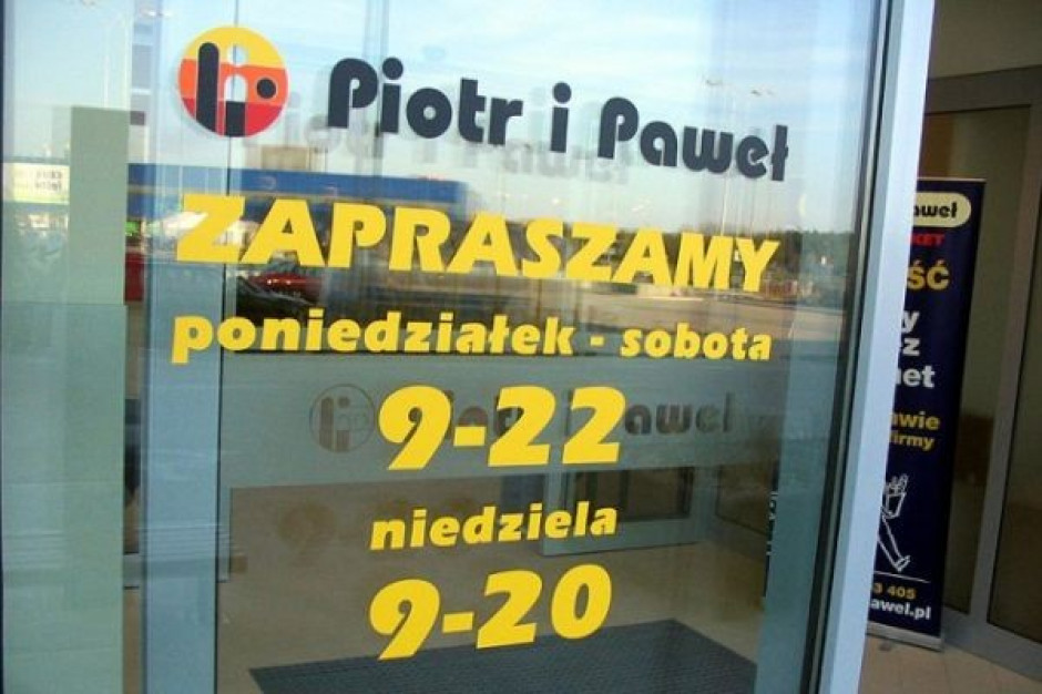 Różne decyzje sieci w sprawie odpracowania dnia pogrzebu