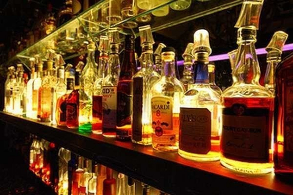 Niższe wydatki Polaków na alkohol