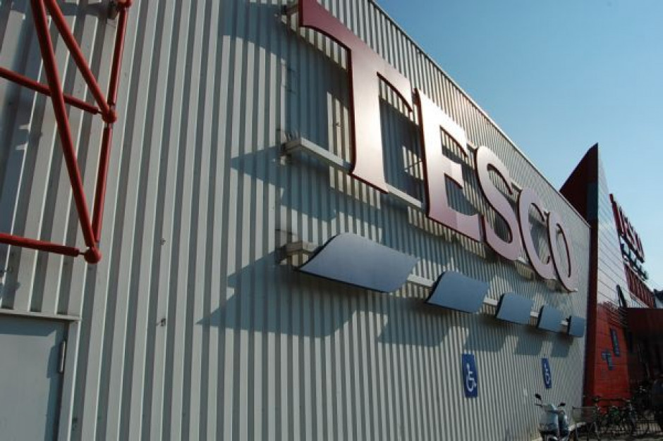 Akcje Tesco tanieją o 10 proc. po informacji o zawyżeniu prognozy zysku o 250 mln funtów