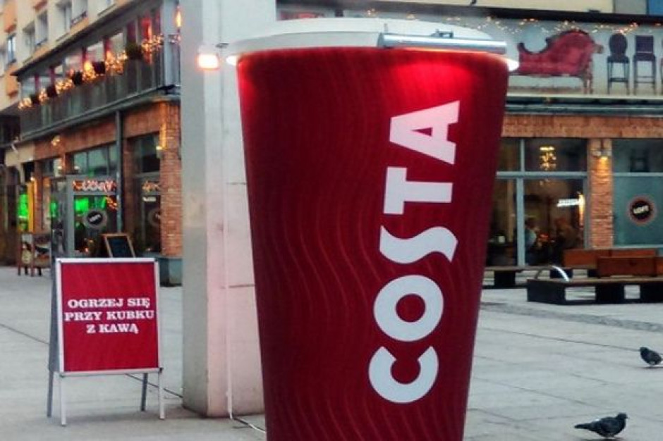 Grzejący kubek Costa Coffeee na ulicach Warszawy
