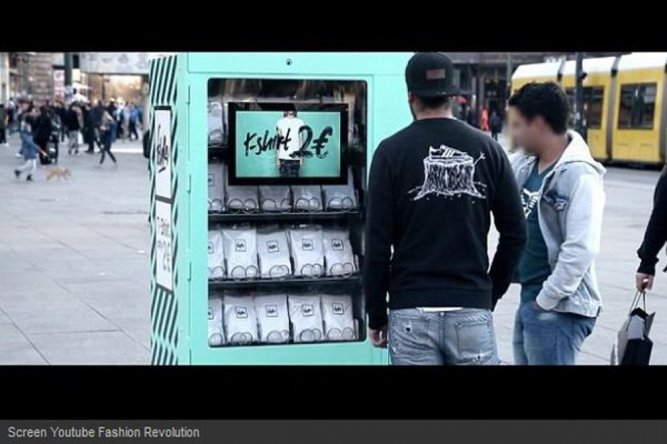 fot. youtube.pl; lula.pl Automat z T-shirtami za 2 euro demaskuje kulisy produkcji odzieży