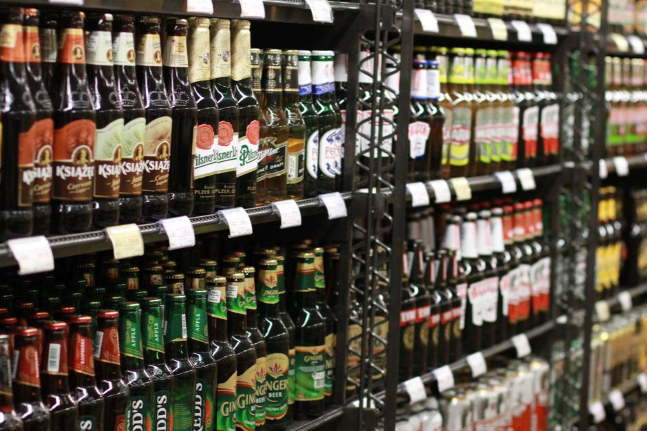 Trzema najpopularniejszymi kategoriami produktowymi są piwo, papierosy i wódka; fot. Żelazna Studio Piwo, papierosy oraz wódka łącznie odpowiadają za 40 proc. transakcji w małych sklepach