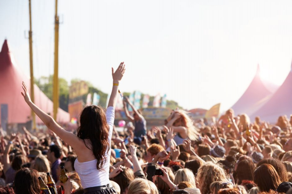 Bransoleta będzie wydawana przed koncertami i festiwalami. fot. Shutterstock Portugalia znalazła sposób na sprawną identyfikację wieku kupującego alkohol