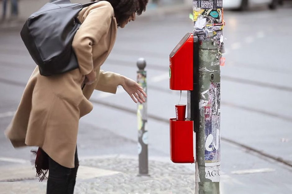 Nestlé przygotowano specjalne automaty do kawy na przejściach dla pieszych, fot. mat.pras. Nietypowa kampania Nescafé w Berlinie