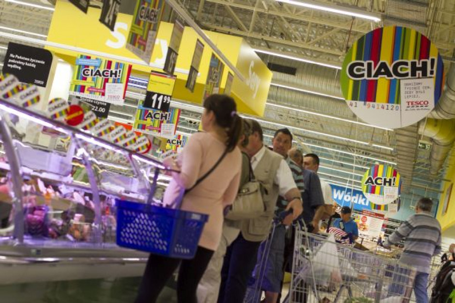 Na zdjęciu sklep Tesco w Warszawie, fot. Żelazna Studio Tesco zwalnia pracowników, bo przygotowuje się do zamknięcia sklepów w Polsce?
