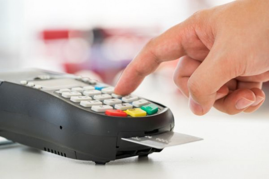 W sklepach Biedronka około 27 proc. transakcji w 2014 r. zostało dokonanych za pomocą kart kredytowych i debetowych; fot. shutterstock Właściciel Biedronki zapłacił 9,57 mln euro prowizji za płatności elektroniczne