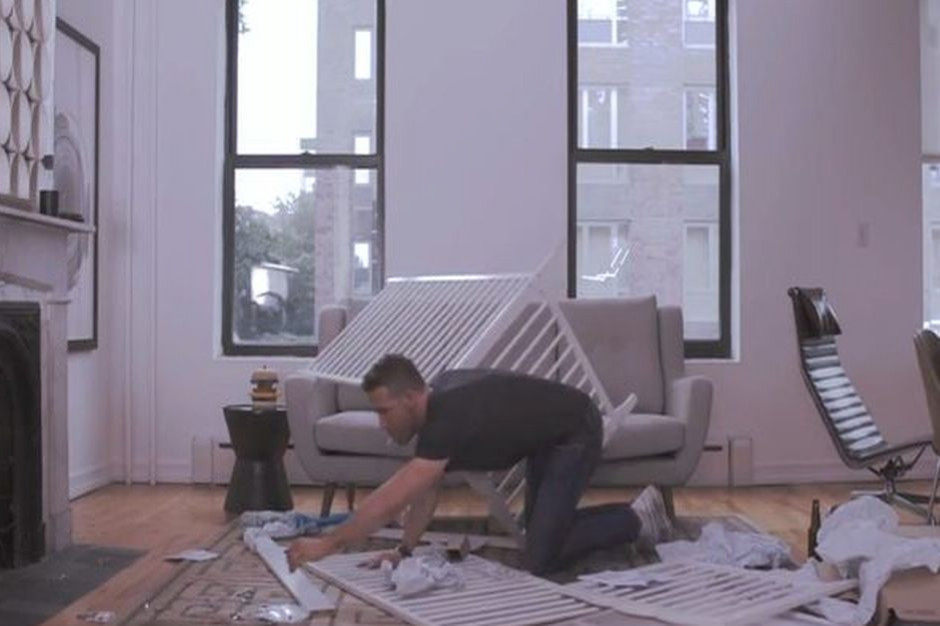 Ryan Reynolds składa łóżeczko z Ikei, screen za youtube.com Hollywoodzki aktor kontra łóżeczko z Ikei