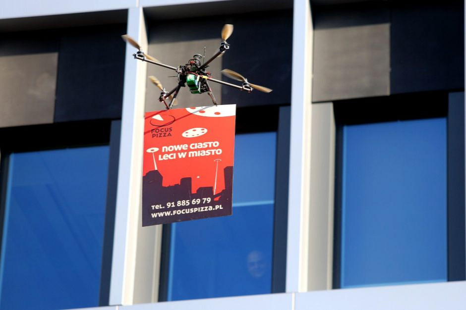 Pizzeria wykorzystała do promocji drona, fot. mat.pras. Focus Pizza promuje swoją ofertę dronami