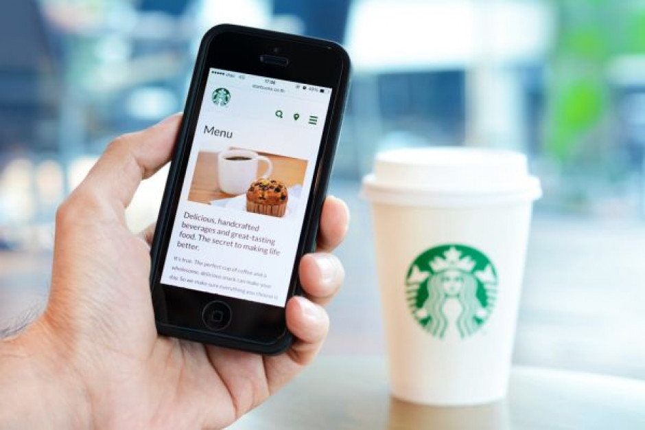 fot. shutterstock Starbucks wprowadza płatności telefonem za kawę przez aplikację mobilną