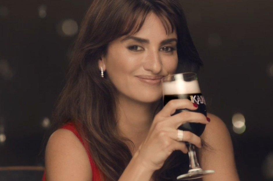 Penelope Cruz w reklamie Karmi, fot. za youtube.com Penelope Cruz przedłużyła kontrakt na reklamę piwa Karmi