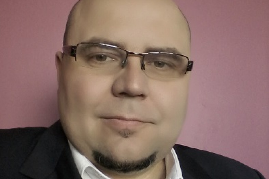 Na zdj. Bartłomiej Ziemiański, Key Account Manager z Impel Rental Ekspert: Strój pracowników wpływa na wizerunek firmy