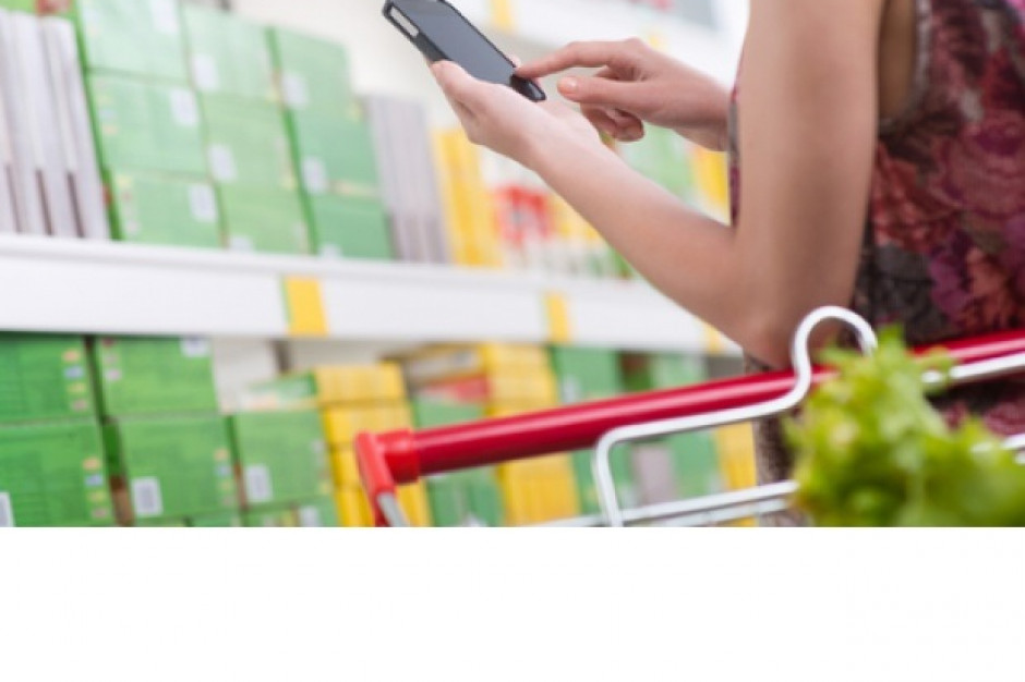 fot. Shutterstock 90 proc. konsumentów sprawdza dane na smartfonie w czasie robienia zakupów