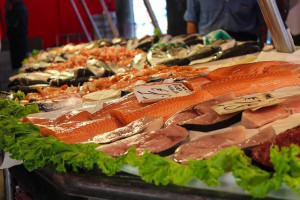 Polacy kupują świeże ryby w hipermarketach i supermarketach