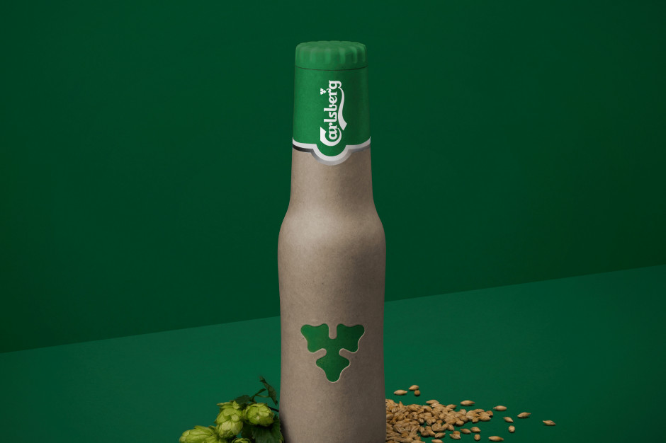 Fot. mat.pras. Ekologiczna butelka z włókna drzewnego dla piwa Carlsberg