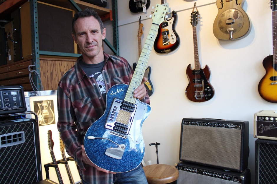 Na zdj. Earnie Bailey z gitarą Kurta Cobaina Gitara Kurta Cobaina na licytacji w serwisie eBay (galeria)
