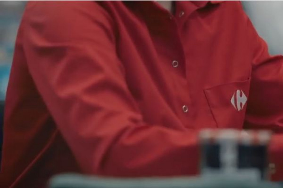 fot. za youtube.com Nowe bakteriobójcze uniformy pracowników Carrefoura