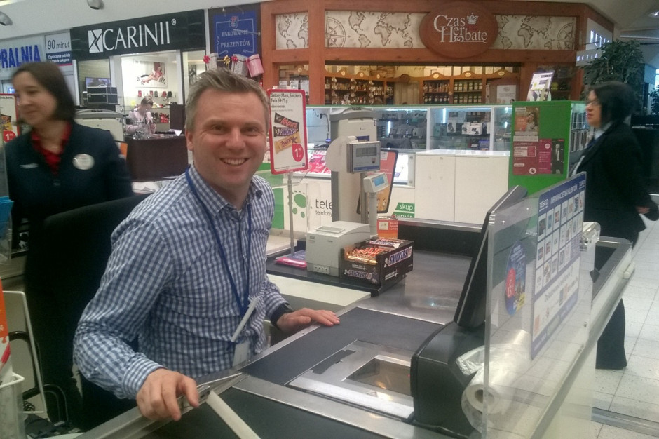Martin Beháň na kasie Tesco w Krakowie, fot. za mojetesco.pl Dyrektor zarządzający Tesco "na kasie" w hipermarkecie