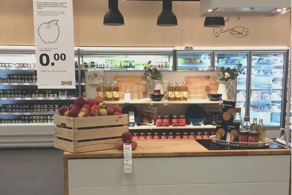 Fot. za Facebook/ IKEA Po Sąsiedzku IKEA w Lublinie częstuje jabłkami. To odpowiedź sieci na nadgryzione atrapy owoców